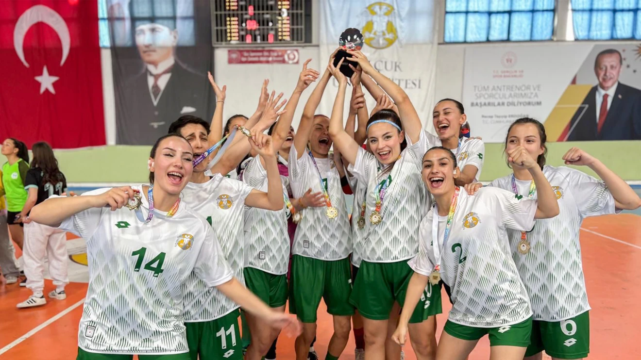 Selçuk Üniversitesi Kadın Futsal Takımı, Bölgesel Lig’de şampiyon oldu